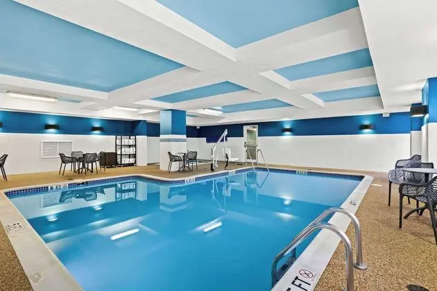 Hampton Inn & Suites Canton - Havuz
