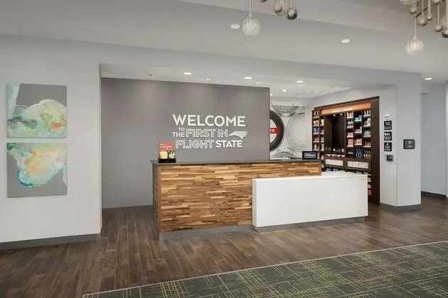 Hampton Inn & Suites Charlotte Airport Lake Pointe - Lobi