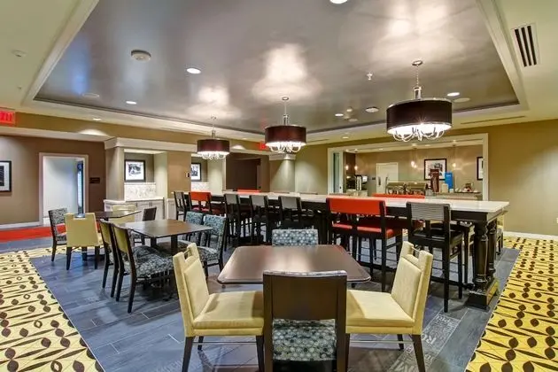 Hampton Inn & Suites Cincinnati-Downtown - Yerinde Yemek