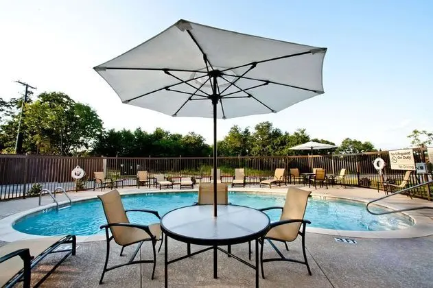 Hampton Inn & Suites Denison - Havuz
