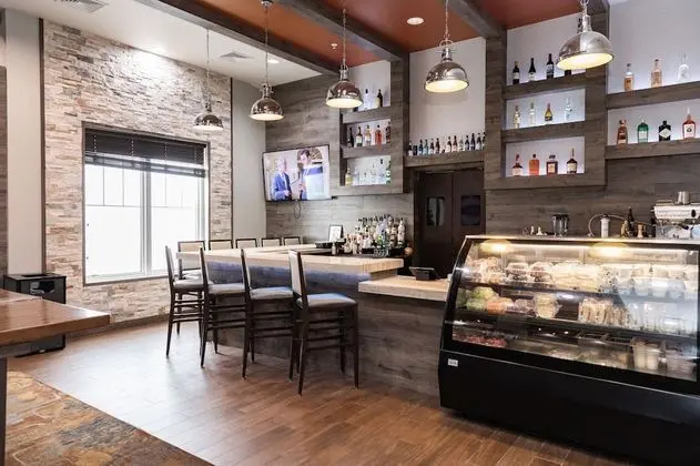 Hampton Inn & Suites Elizabeth Newark Airport - Bar
