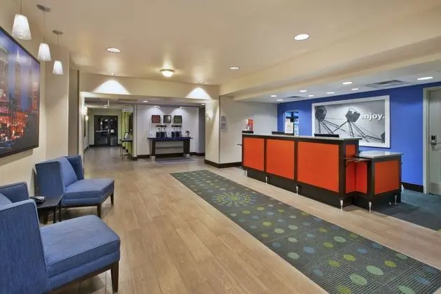 Hampton Inn and Suites Elyria, OH - Lobi