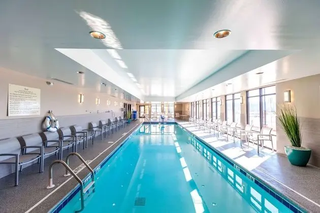 Hampton Inn & Suites Emerson @ Lakepoint - Havuz