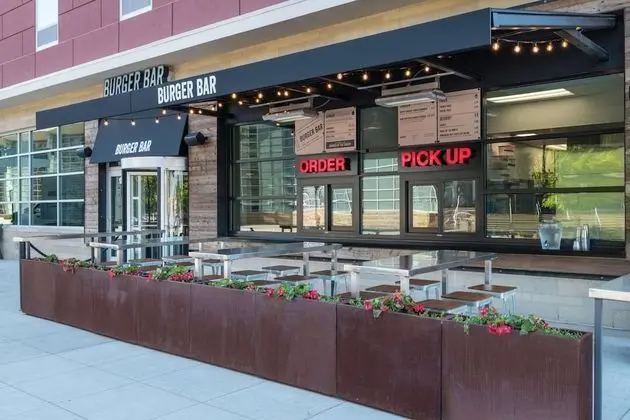 Hampton Inn & Suites Fort Wayne Downtown - Yerinde Yemek