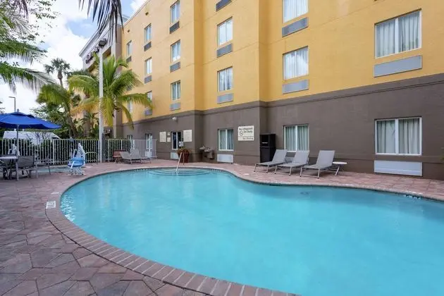 Hampton Inn & Suites Ft. Pierce - Havuz