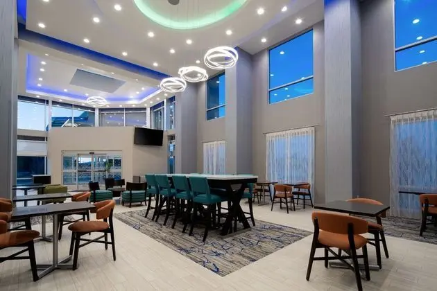 Hampton Inn & Suites Gilroy, CA