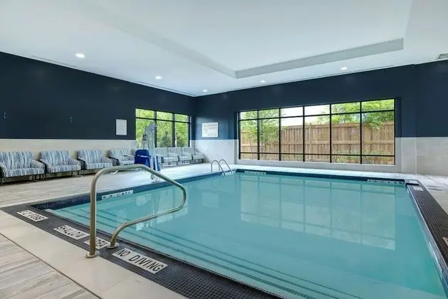 Hampton Inn & Suites by Hilton Burlington Toronto - Havuz