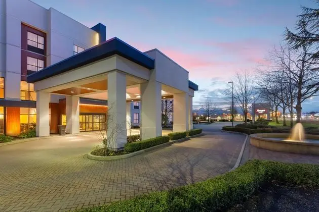 Hampton Inn & Suites by Hilton Langley-Surrey - Dış Mekan