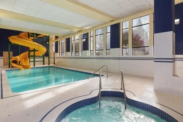 Hampton Inn & Suites by Hilton Langley-Surrey - Havuz