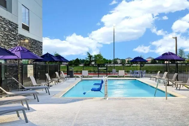Hampton Inn & Suites Houston East Beltway 8 - Havuz