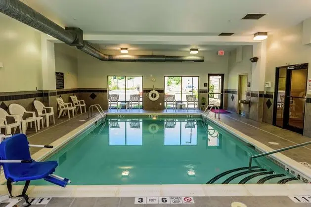 Hampton Inn & Suites Jamestown, NY - Havuz
