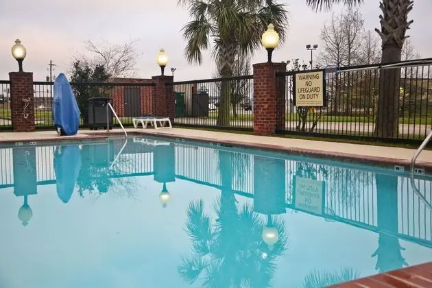 Hampton Inn & Suites Jennings - Havuz