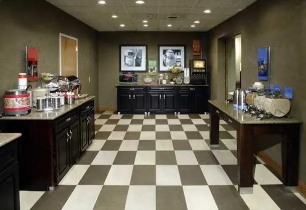 Hampton Inn & Suites Kalamazoo-Oshtemo