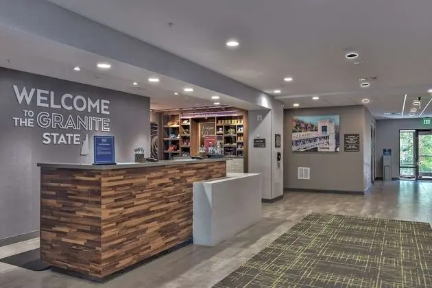 Hampton Inn & Suites Keene - Lobi