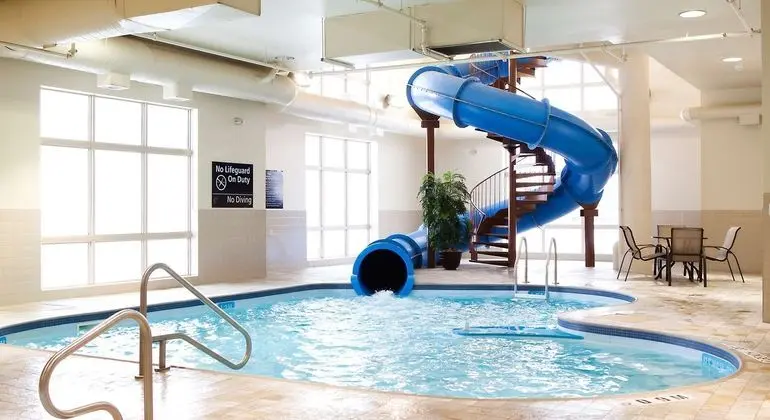 Hampton Inn & Suites Lethbridge, AB. CN - Havuz