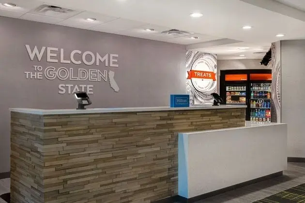 Hampton Inn & Suites Marina - Lobi