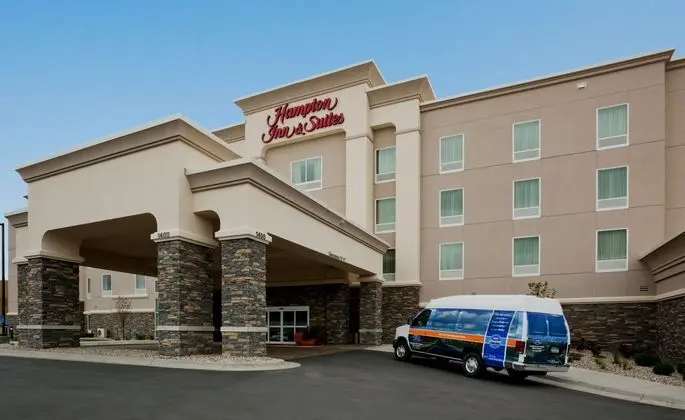 Hampton Inn & Suites Minot Airport, ND - Dış Mekan