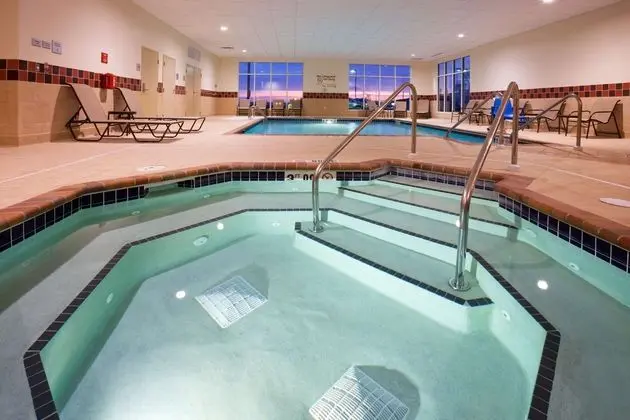 Hampton Inn & Suites Minot Airport, ND - Havuz