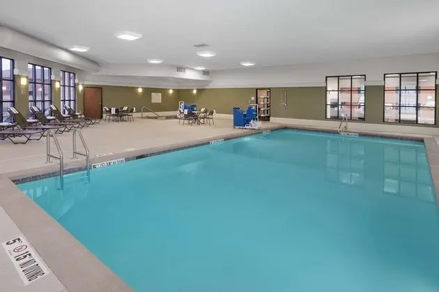 Hampton Inn and Suites Munster - Havuz