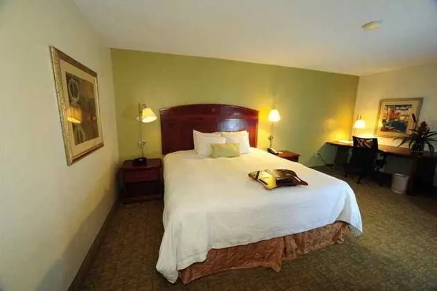 Hampton Inn & Suites Nashville-Airport