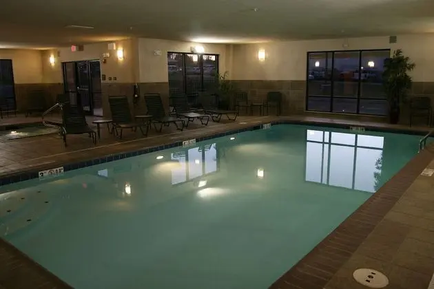Hampton Inn & Suites New Castle - Havuz