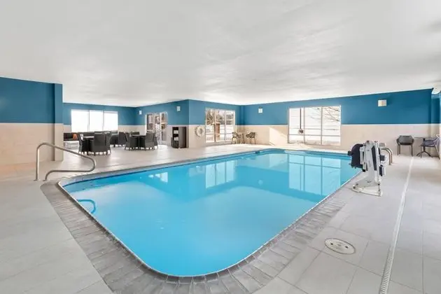 Hampton Inn & Suites New Castle - Havuz