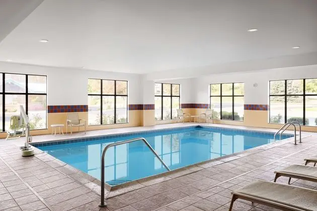 Hampton Inn & Suites New Haven South-West - Havuz