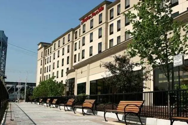 Hampton Inn & Suites Newark-Harrison-Riverwalk