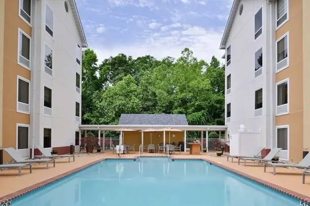 Hampton Inn & Suites Newport News (Oyster Point) - Havuz