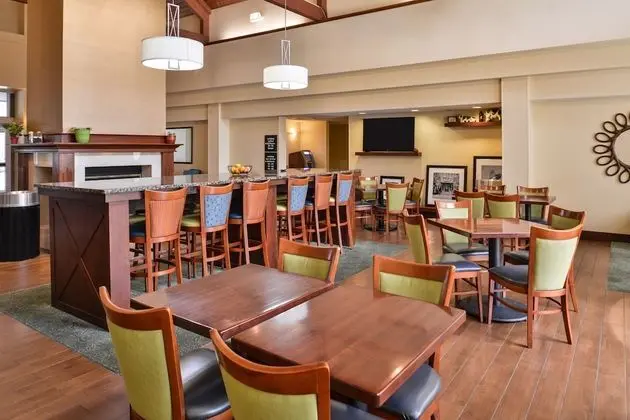 Hampton Inn & Suites Newport News (Oyster Point) - Lobi