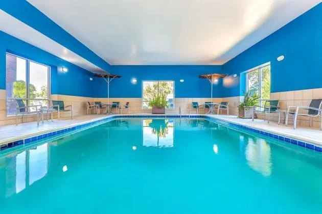 Hampton Inn and Suites Parkersburg Downtown, WV - Havuz