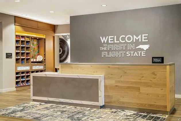 Hampton Inn & Suites Raleigh Midtown - Lobi
