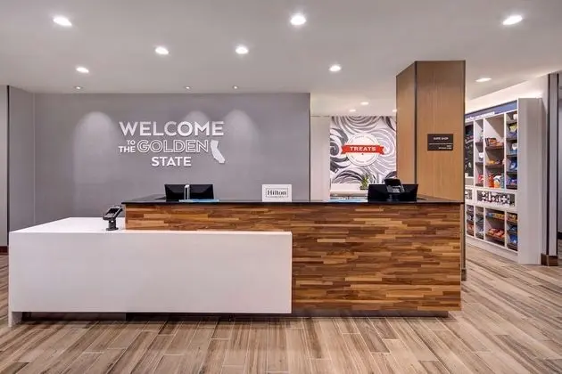 Hampton Inn & Suites Rancho Cucamonga - Lobi
