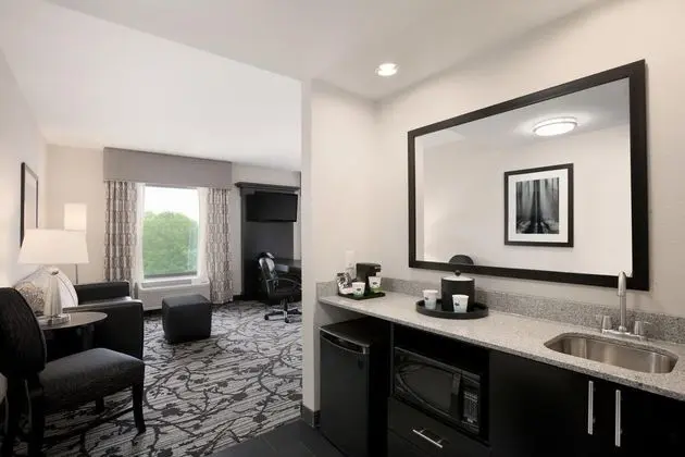 Hampton Inn & Suites Roanoke Airport