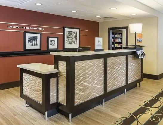 Hampton Inn & Suites San Bernardino - Lobi