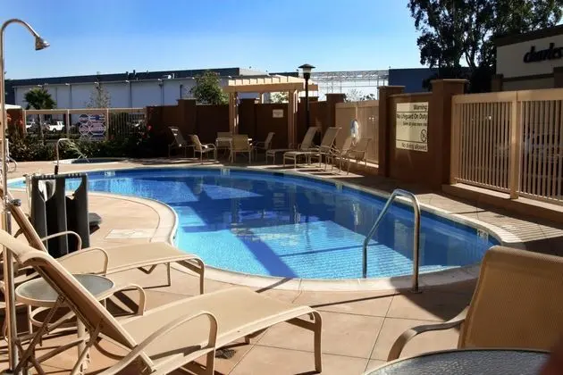 Hampton Inn & Suites Seal Beach - Havuz
