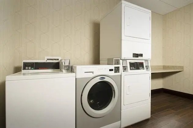 Hampton Inn and Suites Syracuse/Carrier Circle - Genel