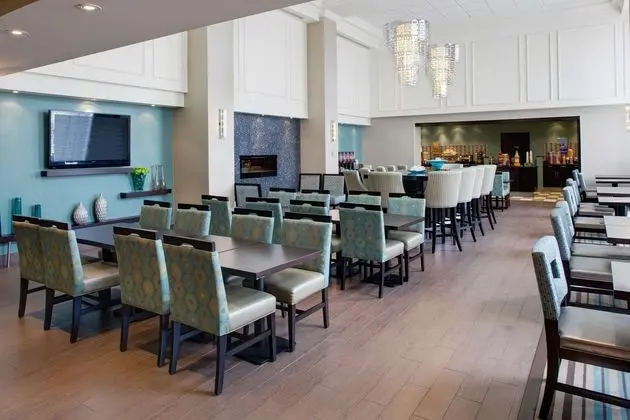 Hampton Inn & Suites Toronto Airport - Lobi