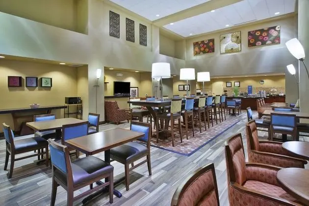 Hampton Inn & Suites Wichita Northeast - Yerinde Yemek