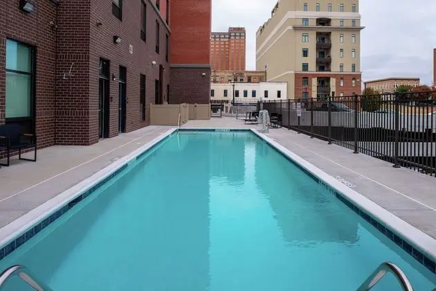 Hampton Inn & Suites Winston-Salem Downtown - Havuz