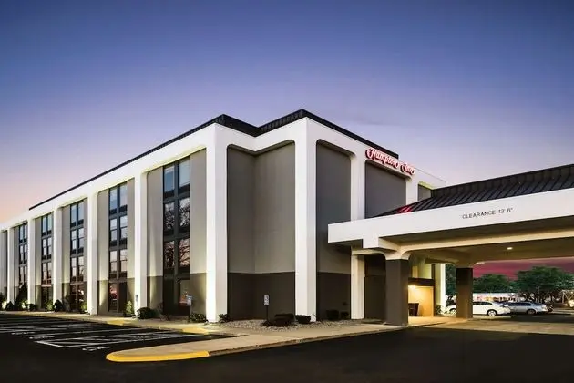 Hampton Inn West Springfield - Dış Mekan