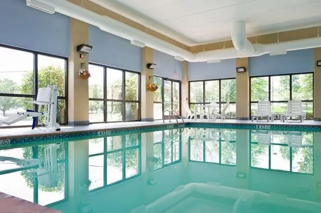 Hampton Inn Wooster - Havuz