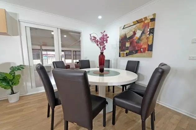 Hampton Park 4BDM Holiday Home Dandenong - Yerinde Yemek