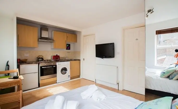 Hampton Studio with Kitchen and Parking - Oda