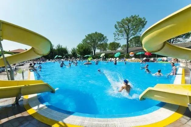 Happy Camp in Camping Cisano San Vito - Havuz