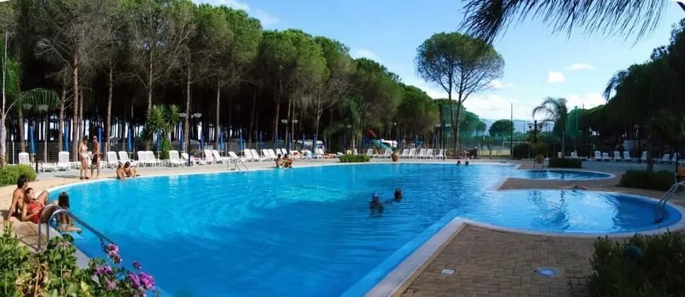 Happy Camp in Camping Villaggio Thurium - Havuz