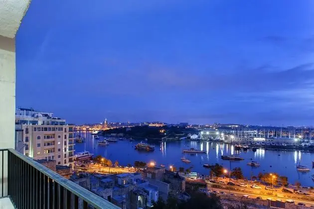 Harbour Views Apart in a Prime Location