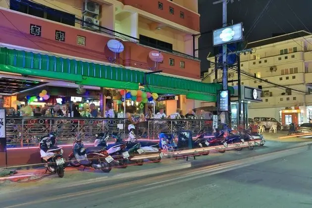 HARRY S APARTMENTS BAR RESTAURANT