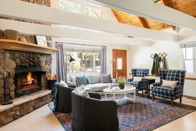 Hartwood by Avantstay Cozy Big Bear Abode w/ Spacious Deck & Stone Fireplace