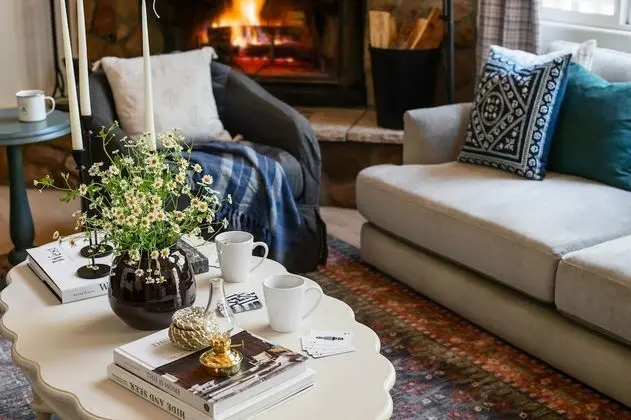 Hartwood by Avantstay Cozy Big Bear Abode w/ Spacious Deck & Stone Fireplace - İç Mekan
